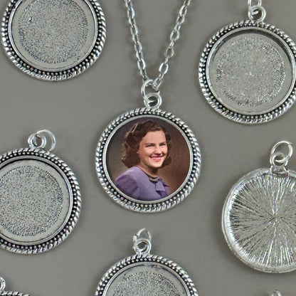 Makes 20 Glass Beaded Edge Photo Pendant Necklaces Kit 25mm Circle Antique Silver